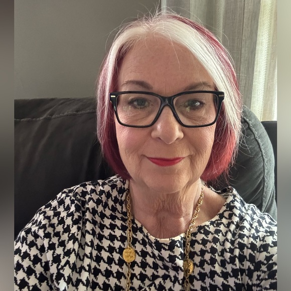 Meet your Posher - Picture 2 of 5